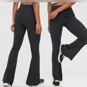 Offline by Aerie the Groove Ribbed Faded Black Flared Leggings - Size Medium